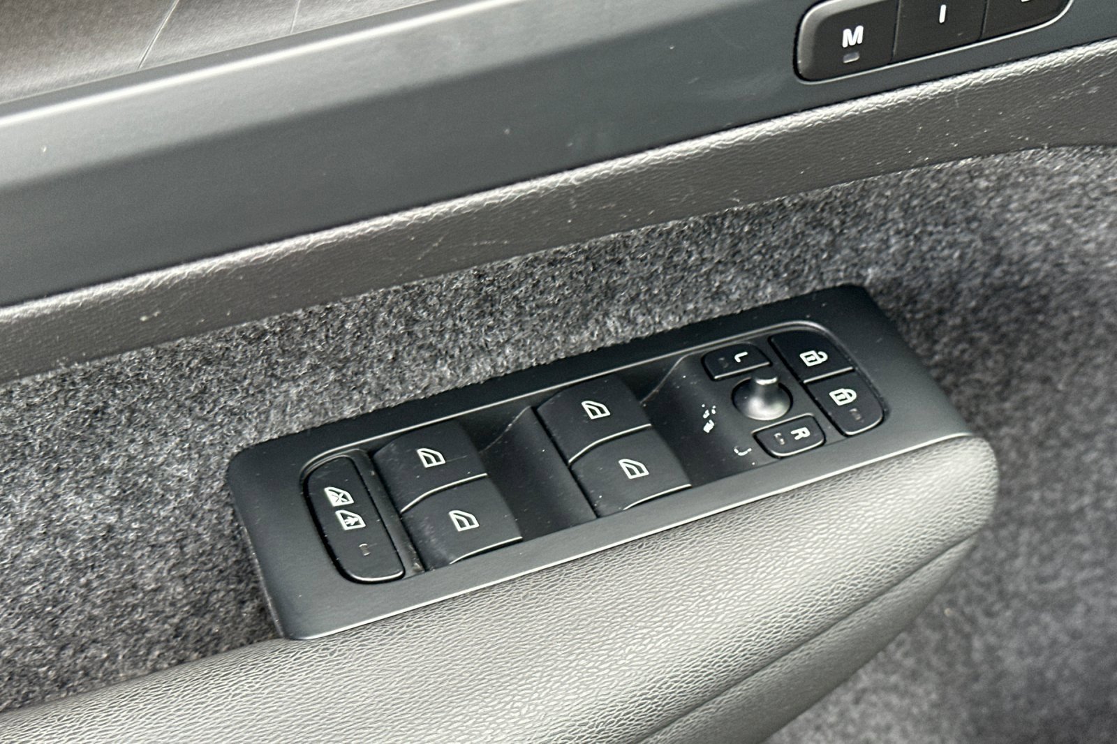 Used 2023 Volvo XC40 Recharge Plus image 11