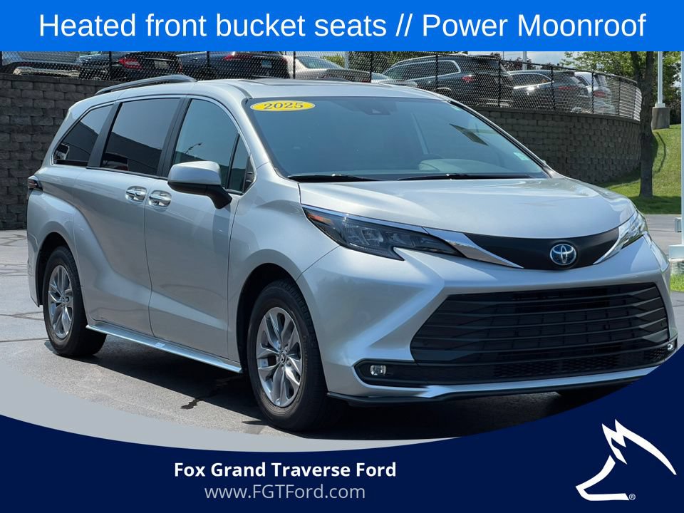 Used 2025 Toyota Sienna XLE FWD image 36