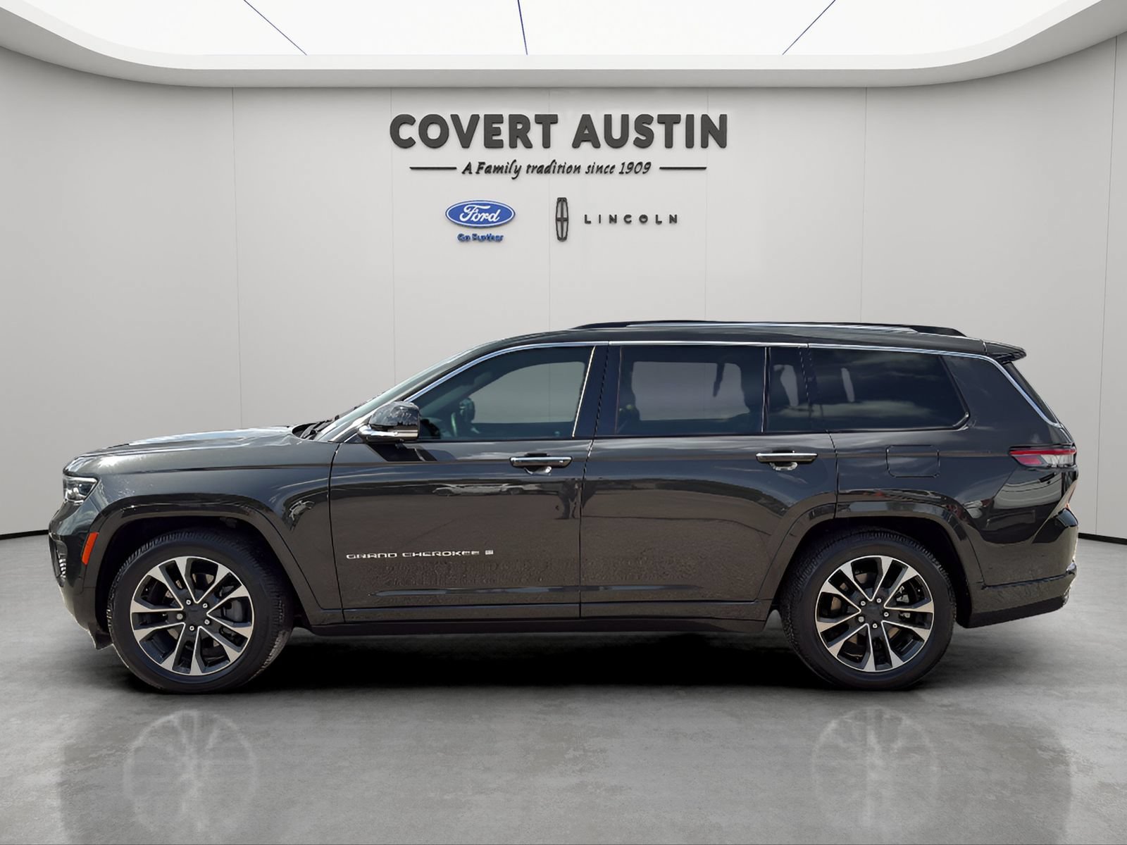 Used 2023 Jeep Grand Cherokee L Overland w/ Advanced Protech Group III AWD/4WD image 3