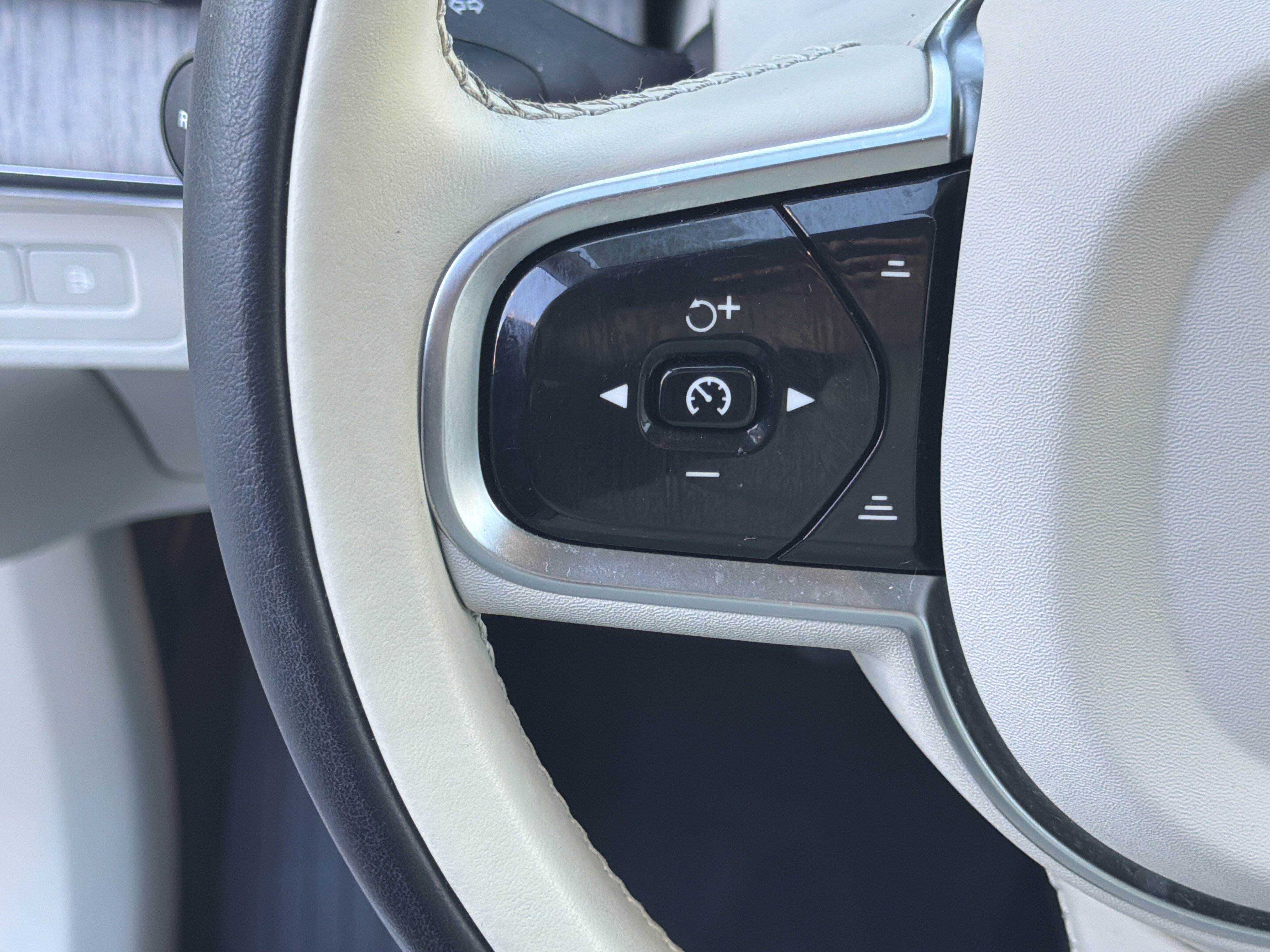 Certified 2025 Volvo XC90 T8 Plus w/ Protection Package Premier AWD/4WD image 19