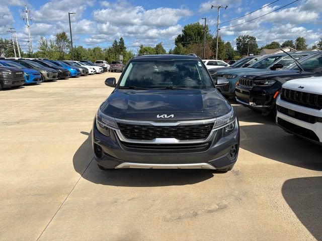 Used 2023 Kia Seltos S w/ Navigation Package AWD/4WD image 3
