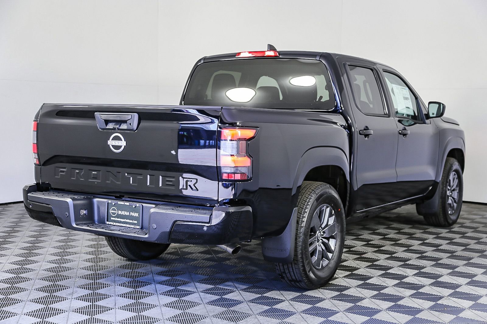 Certified 2025 Nissan Frontier SV image 9