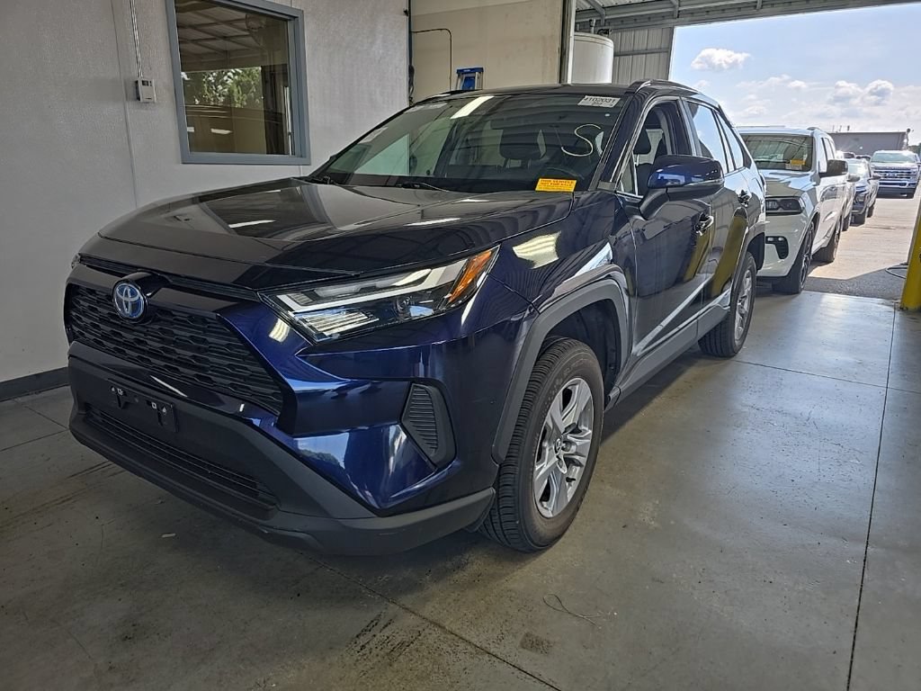 Used 2022 Toyota RAV4 XLE AWD/4WD image 2