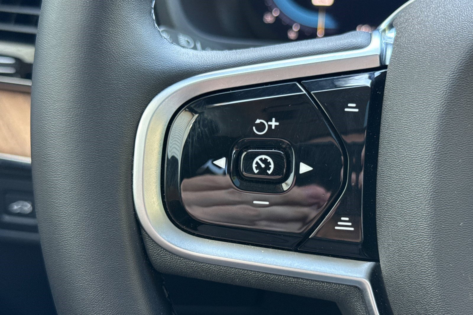 Used 2025 Volvo XC90 B6 Ultra image 32