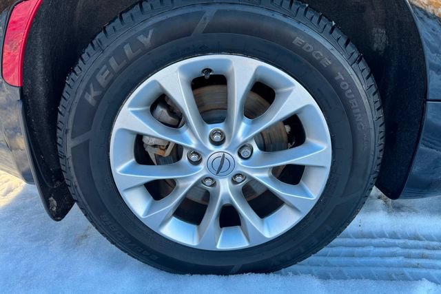 Used 2025 Chrysler Pacifica Select AWD/4WD image 11