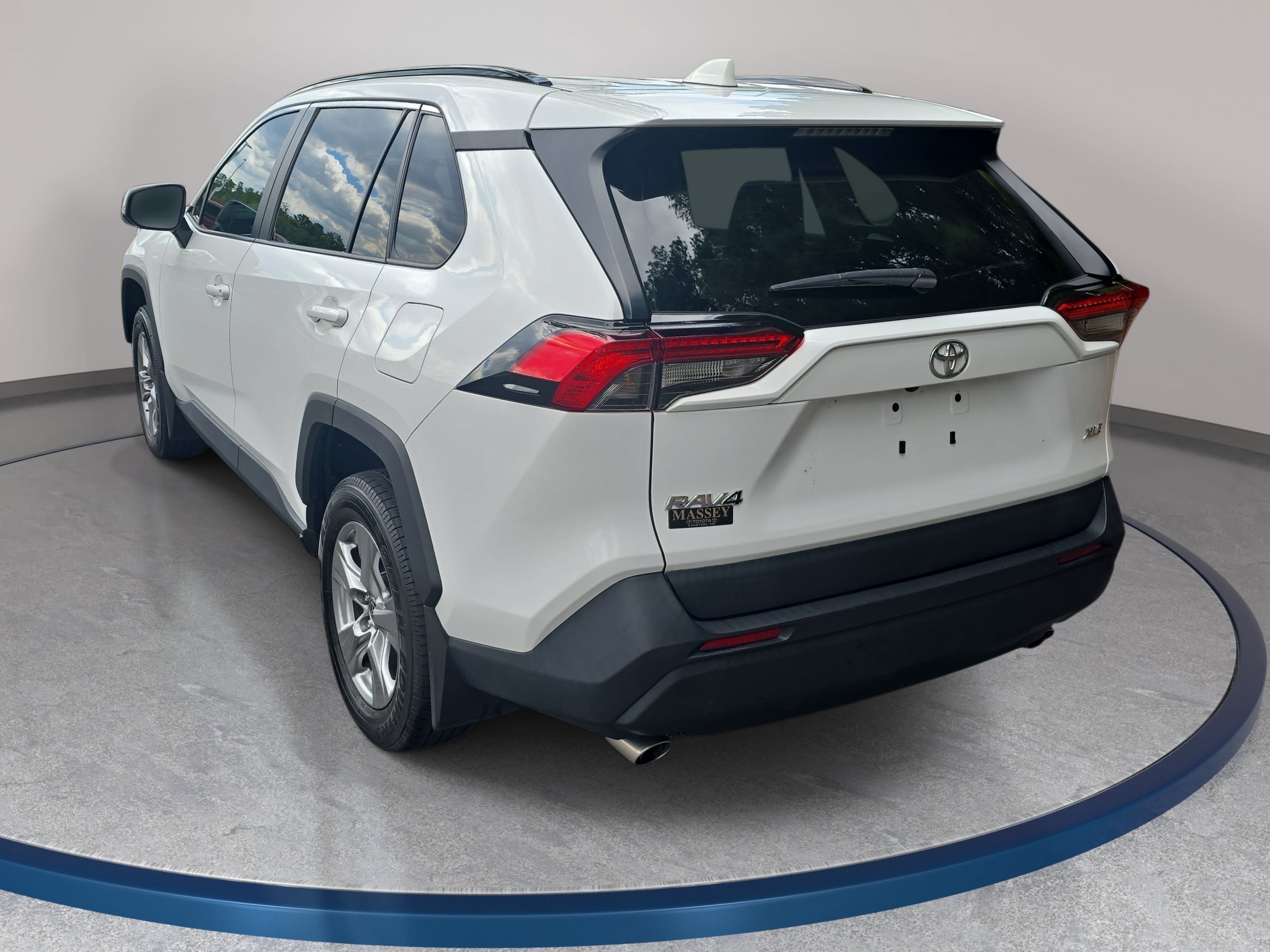 Used 2024 Toyota RAV4 XLE w/ Convenience Package FWD image 7