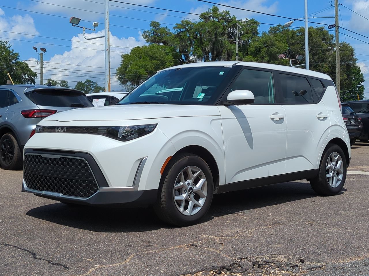 Certified 2025 Kia Soul LX w/ LX Technology Package FWD image 1