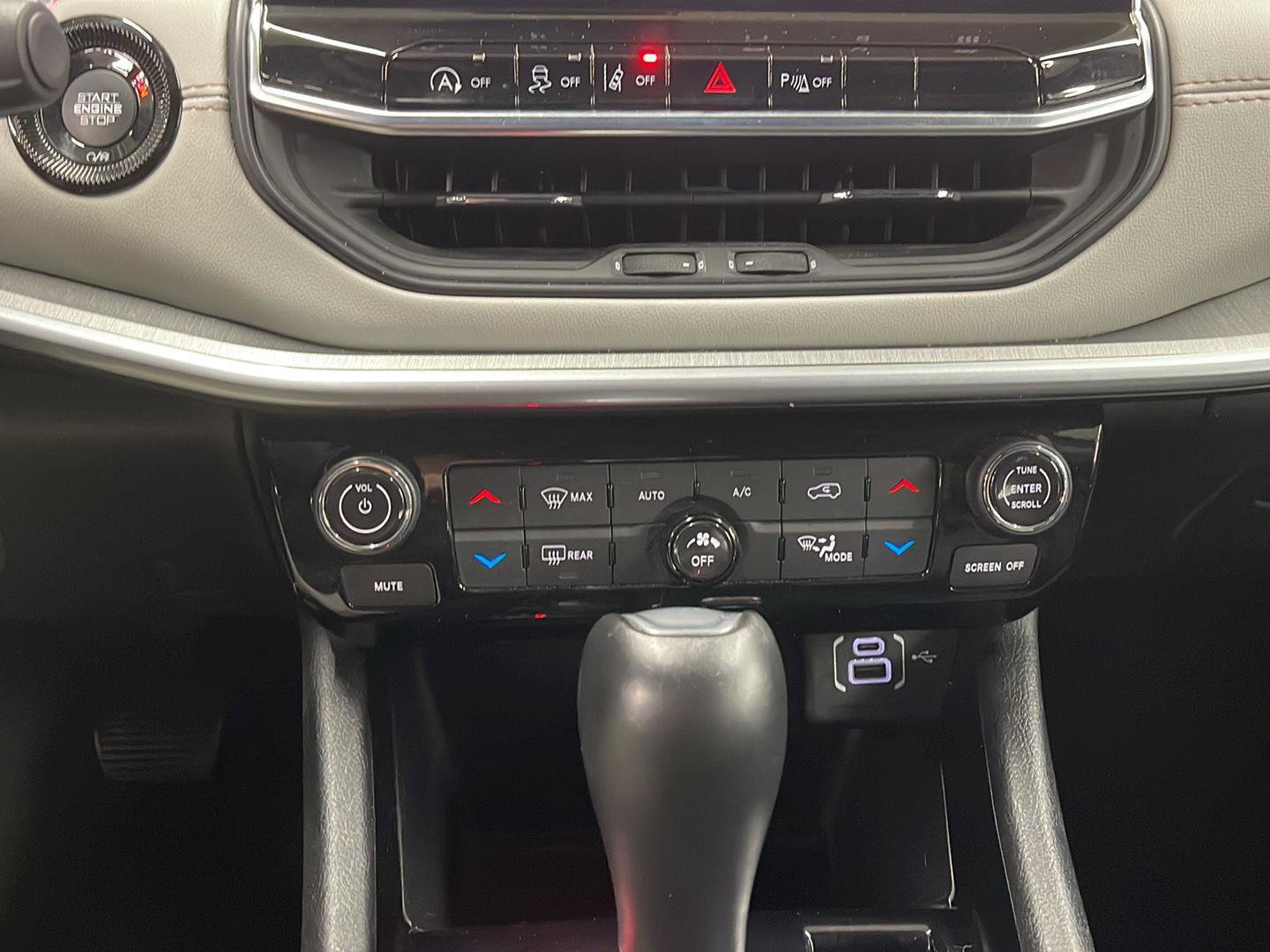 Used 2025 Jeep Compass Limited AWD/4WD image 17