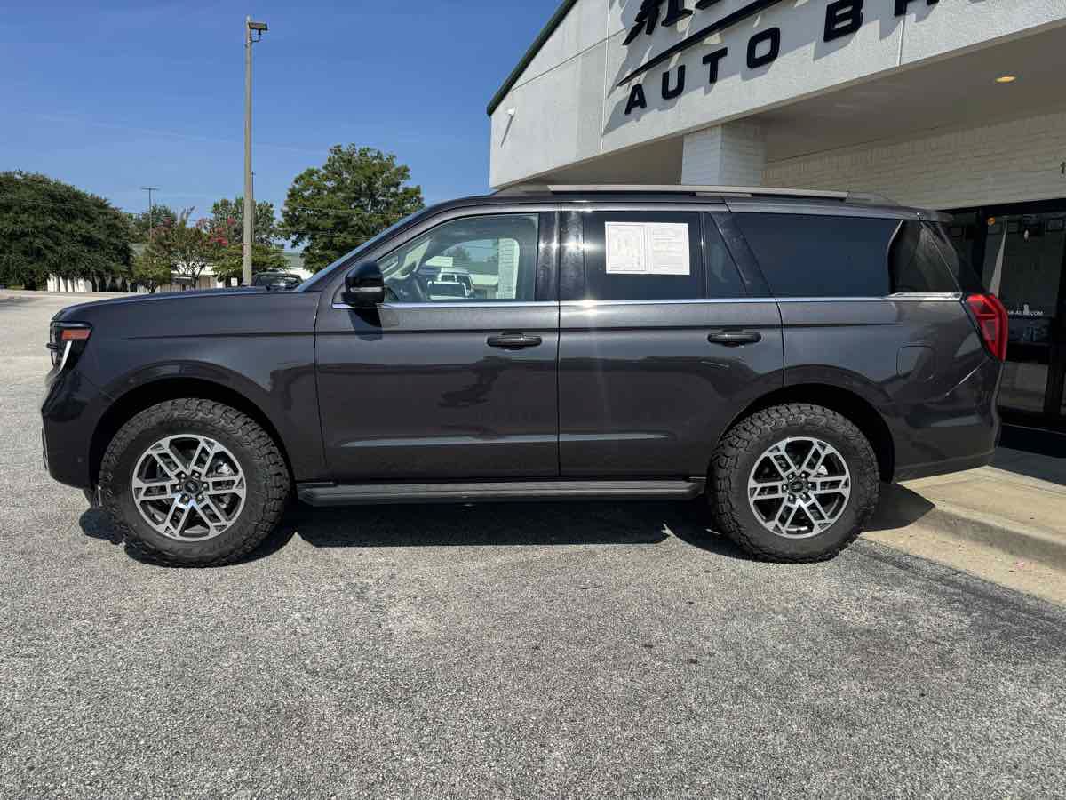Used 2025 Ford Expedition Active AWD/4WD image 9