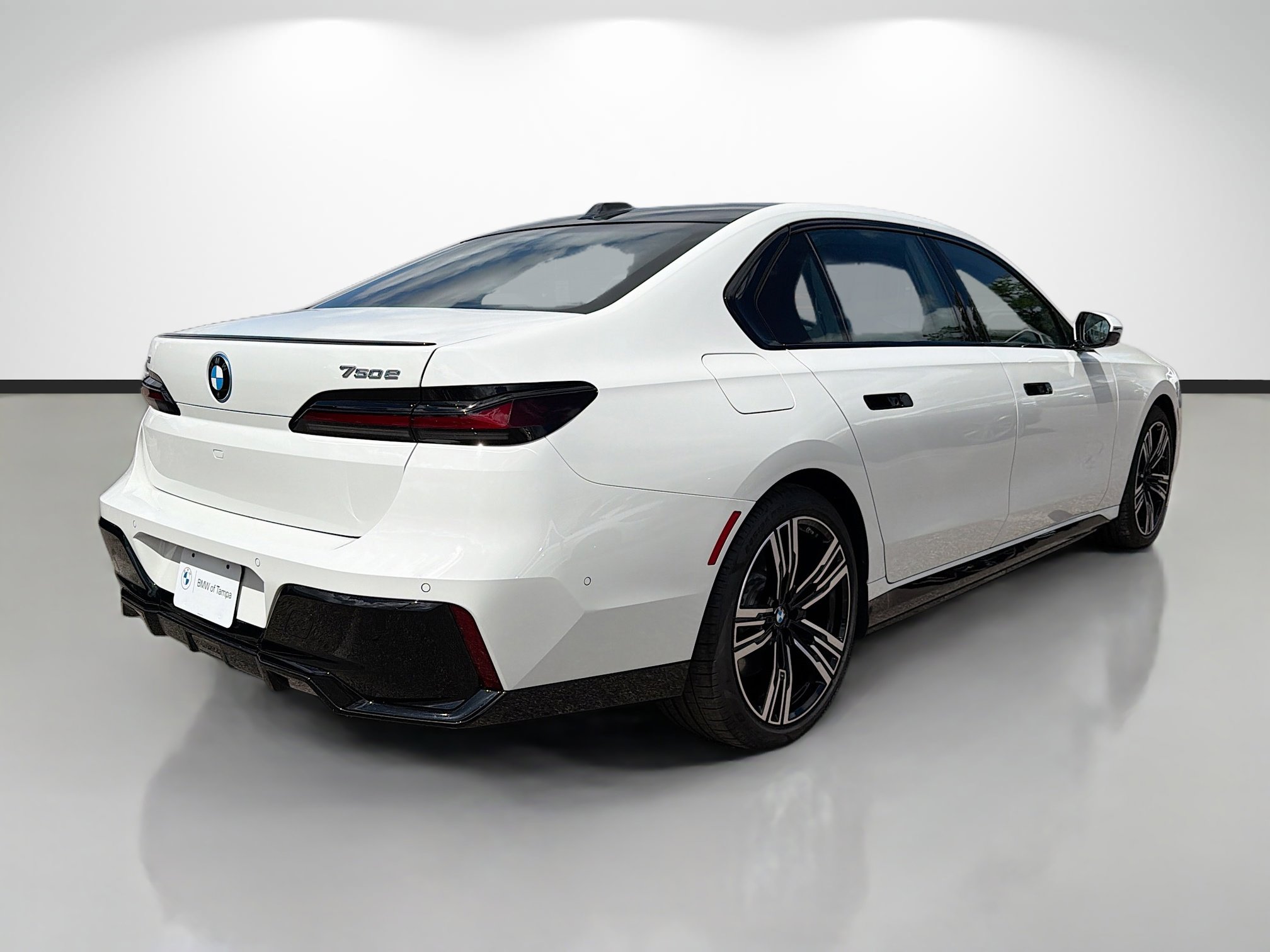 Used 2025 BMW 750e xDrive w/ Executive Package image 3