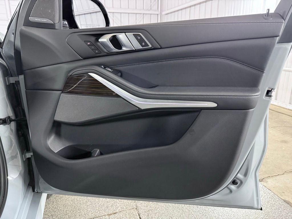Used 2023 BMW X7 xDrive40i w/ M Sport Package image 32