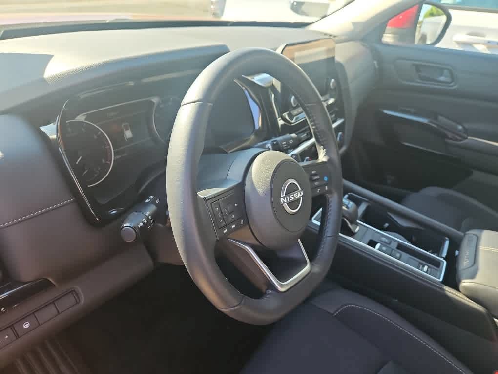 Used 2024 Nissan Pathfinder SV FWD image 2