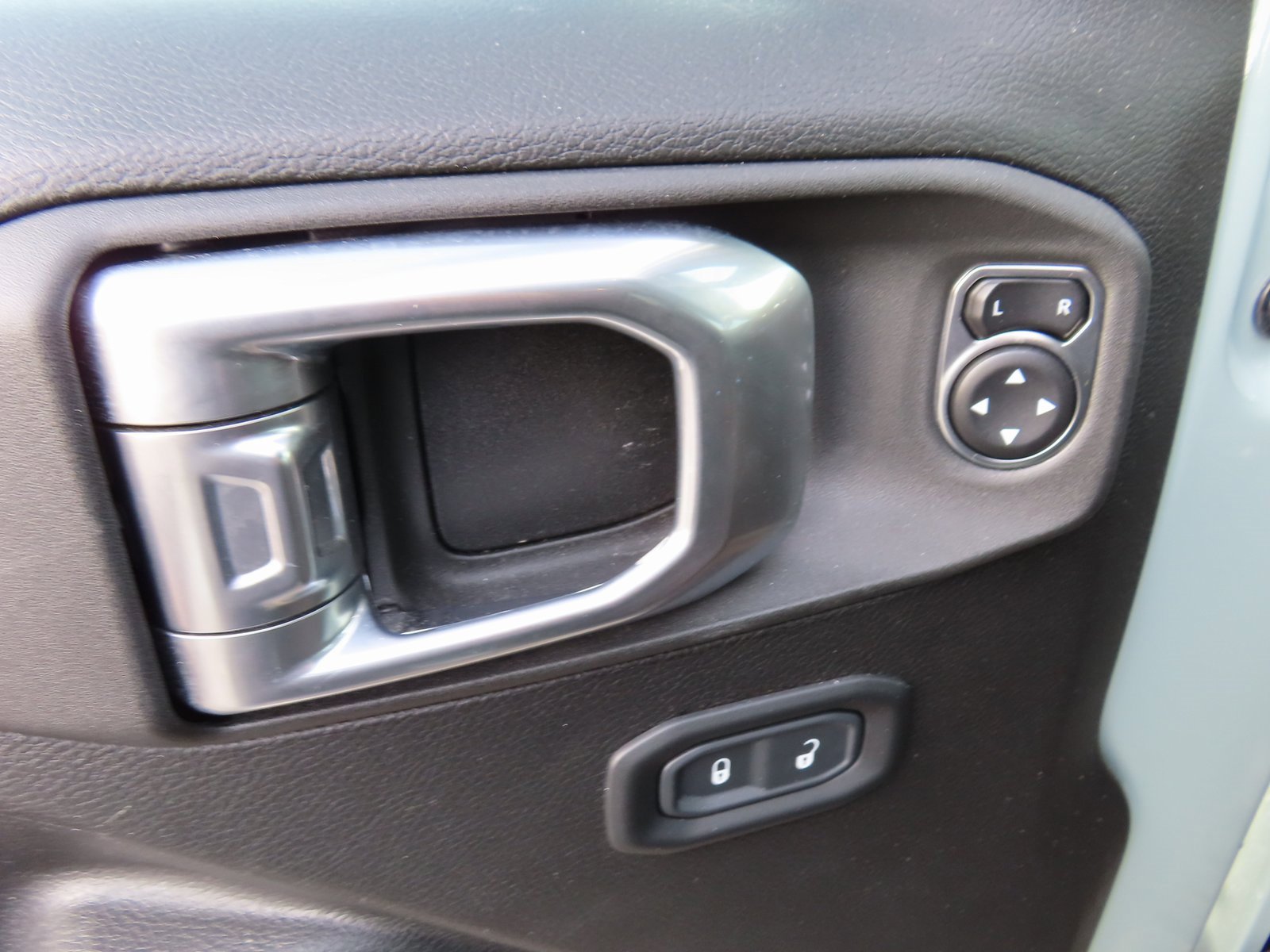 Used 2023 Jeep Wrangler Rubicon w/ Cold Weather Group image 15