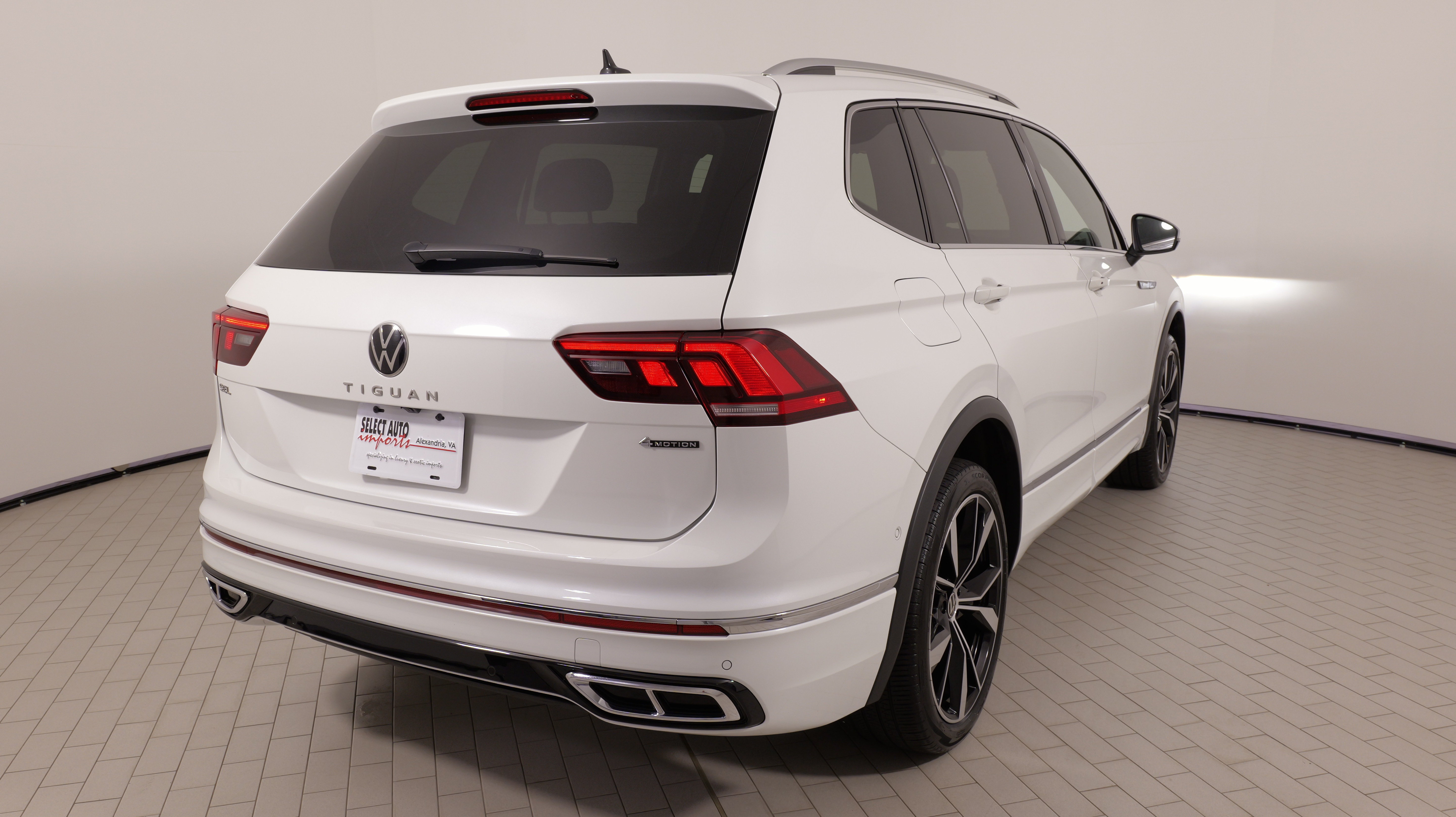 Used 2024 Volkswagen Tiguan SEL R-Line AWD/4WD image 14