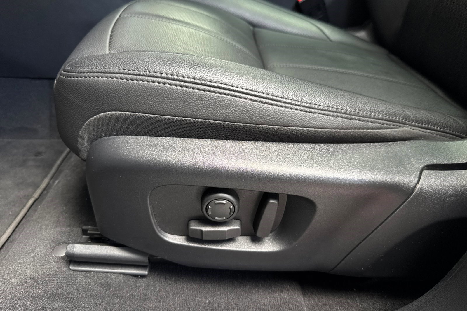 Used 2025 Land Rover Range Rover Evoque S image 13