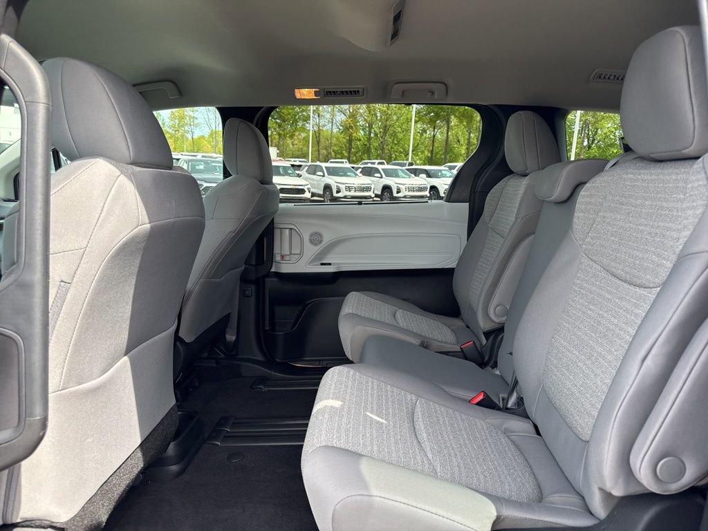 Used 2025 Toyota Sienna LE FWD image 11