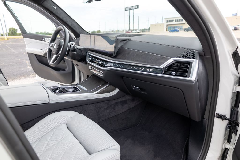 Used 2026 BMW X7 xDrive40i w/ M Sport Package AWD/4WD image 15