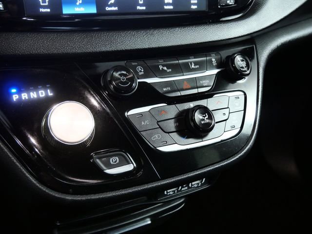 Used 2025 Chrysler Pacifica Select FWD image 19