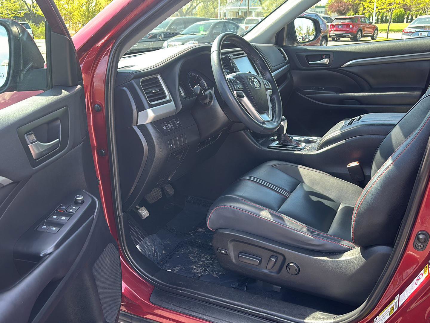 Used 2019 Toyota Highlander SE AWD/4WD image 2