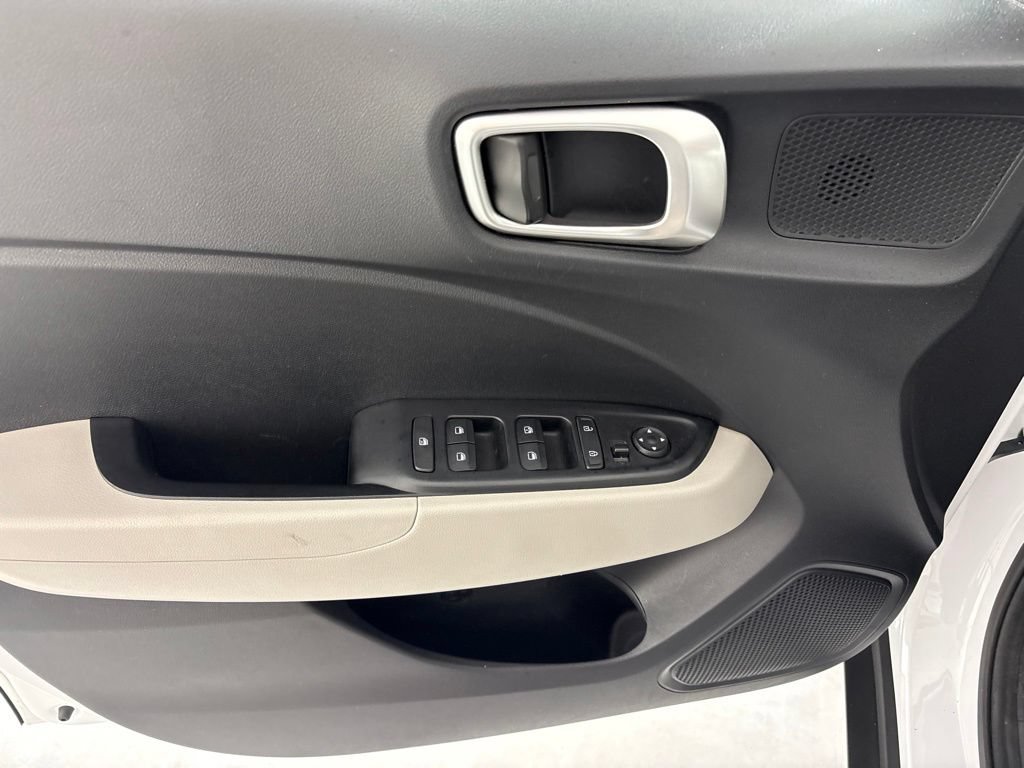 Used 2025 Hyundai Venue SEL FWD image 23
