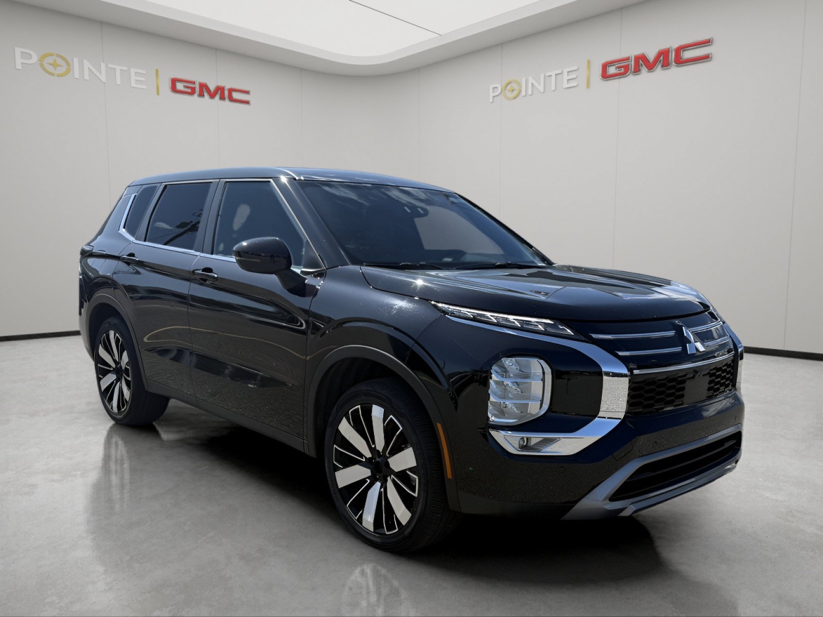 Used 2025 Mitsubishi Outlander SE