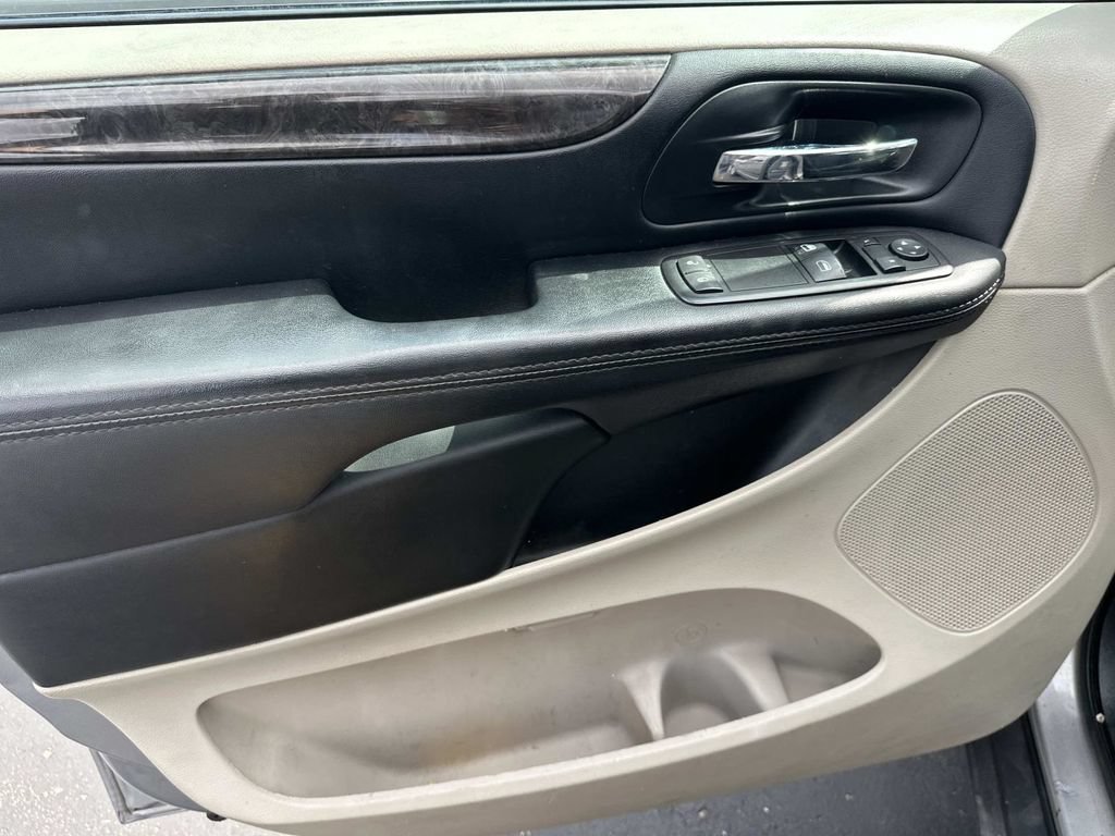 Used 2016 Dodge Grand Caravan American Value Package FWD image 15