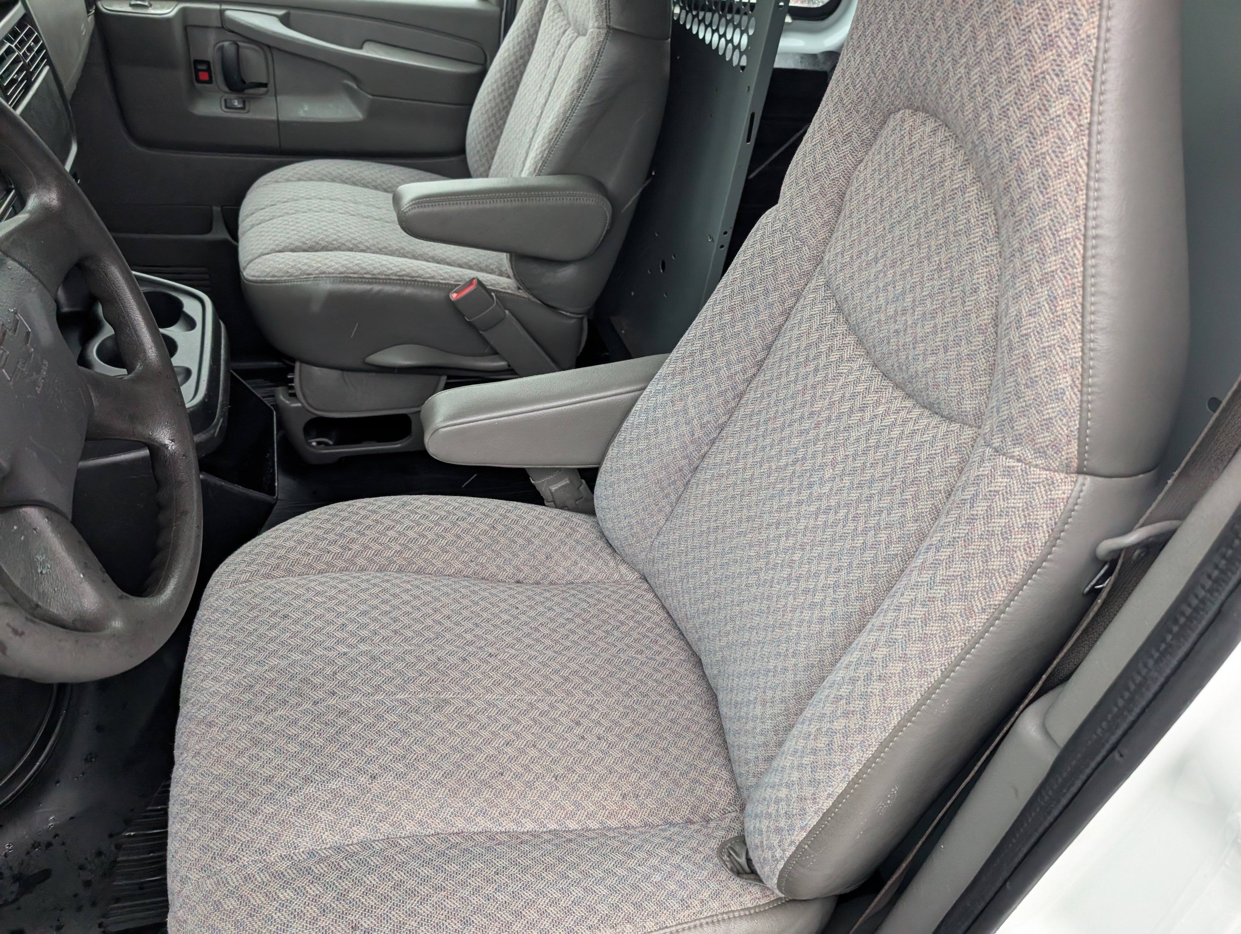 Used 2004 Chevrolet Express 2500 RWD image 12