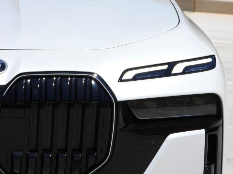 Used 2024 BMW 740i image 38