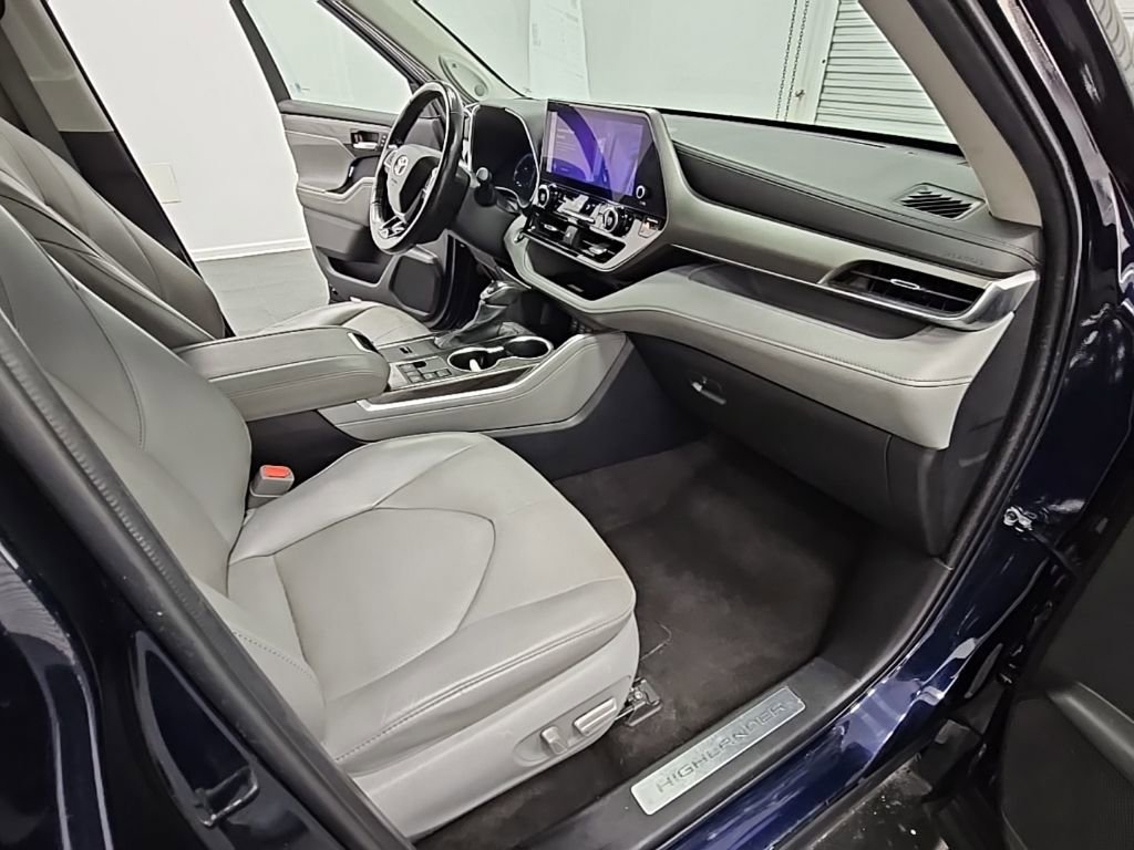 Used 2023 Toyota Highlander Limited image 42