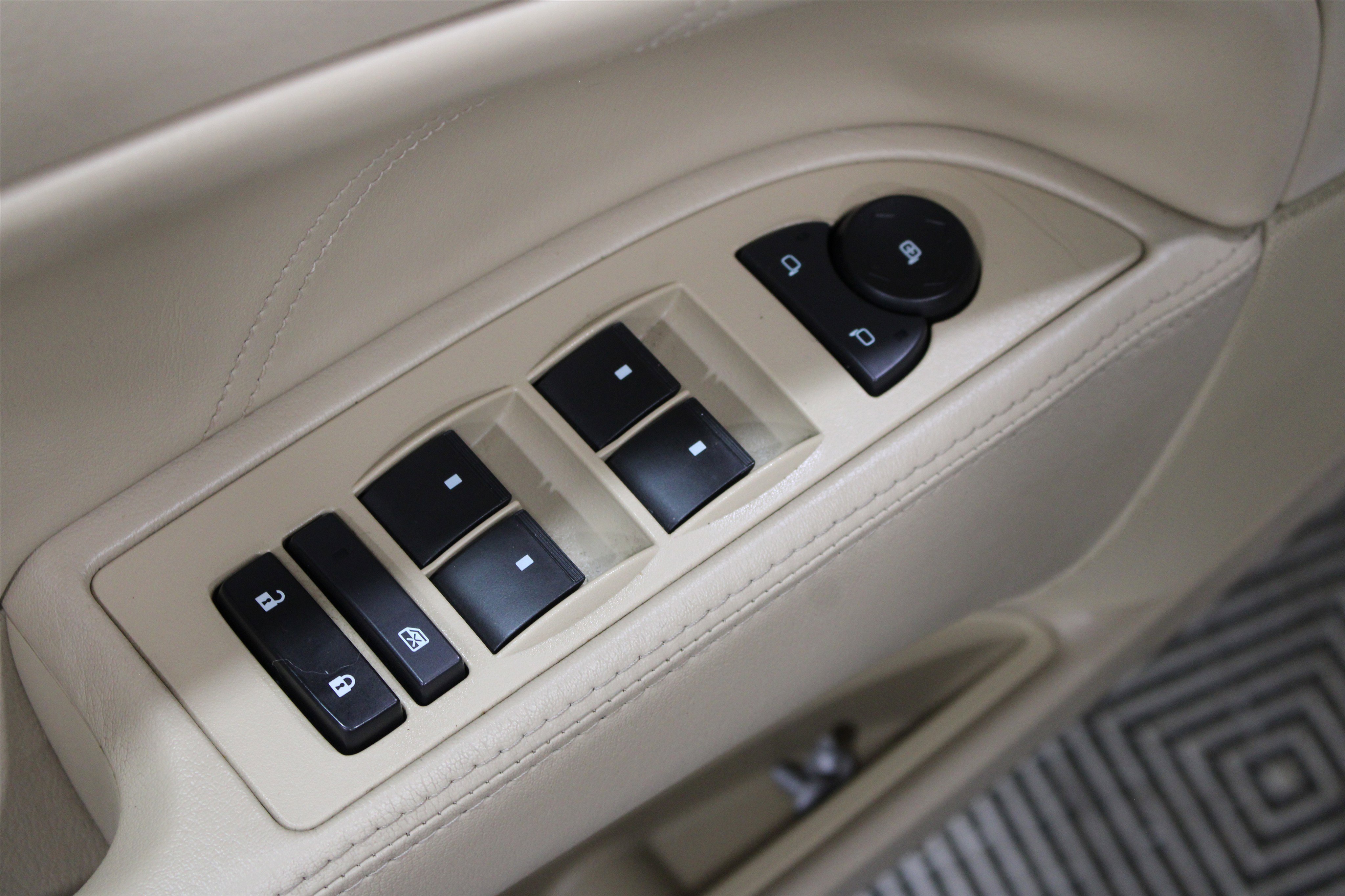 Used 2011 Buick Lucerne CXL w/ Driver Confidence Package FWD image 6