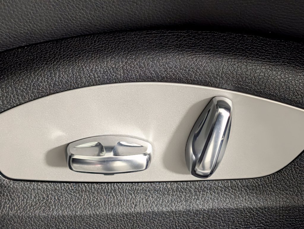 Certified 2023 Porsche Macan S AWD/4WD image 27