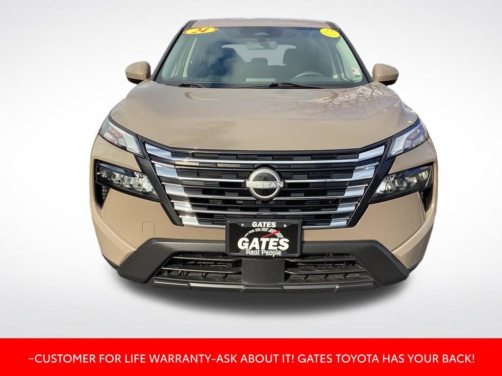 Used 2024 Nissan Rogue SV image 2