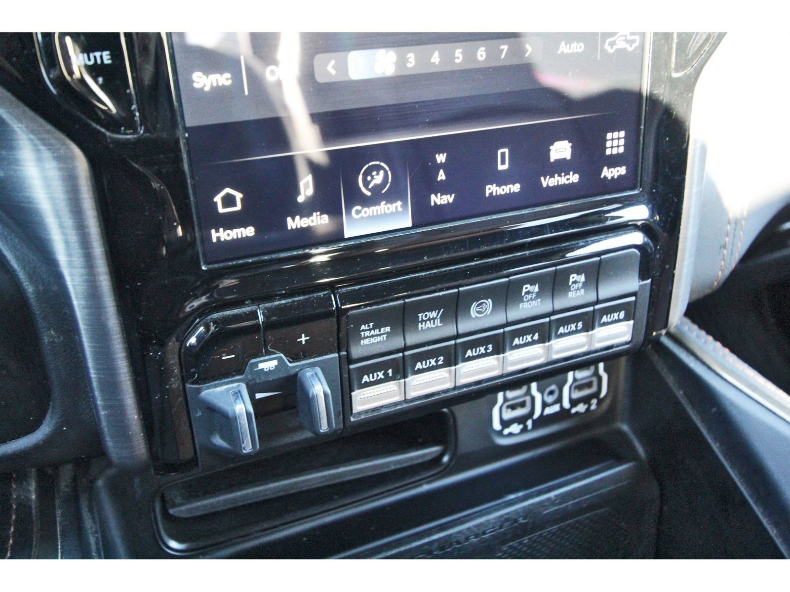 Used 2024 RAM 3500 Limited w/ Towing Technology Group AWD/4WD image 24