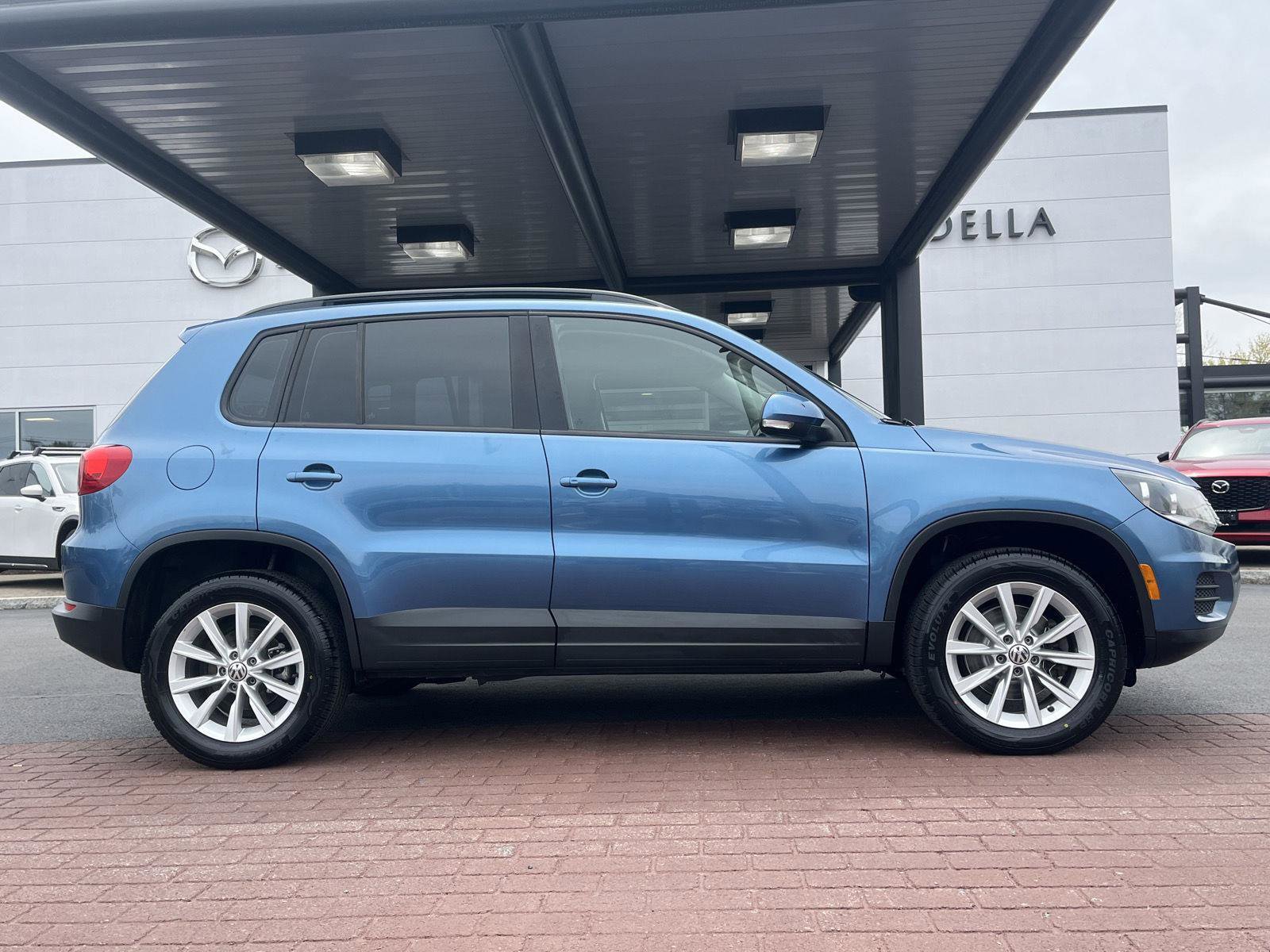 Used 2017 Volkswagen Tiguan Limited w/ Premium Package AWD/4WD image 4