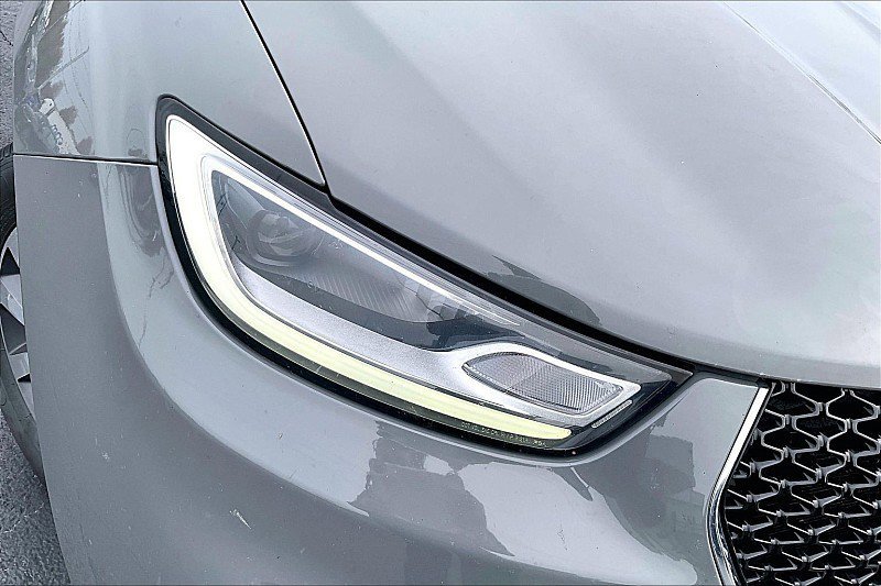 Used 2022 Chrysler Pacifica Touring-L w/ Uconnect Theater Family Group image 30