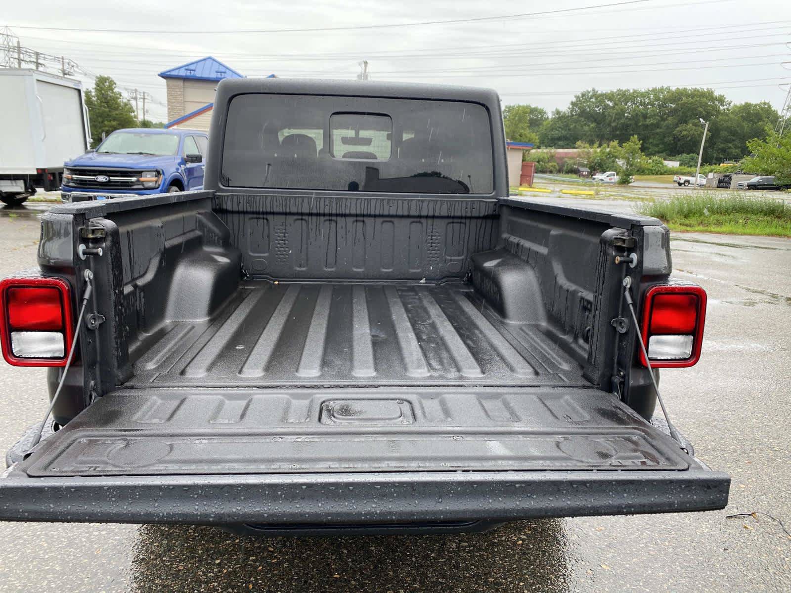 Used 2022 Jeep Gladiator Overland w/ Cold Weather Group AWD/4WD image 6