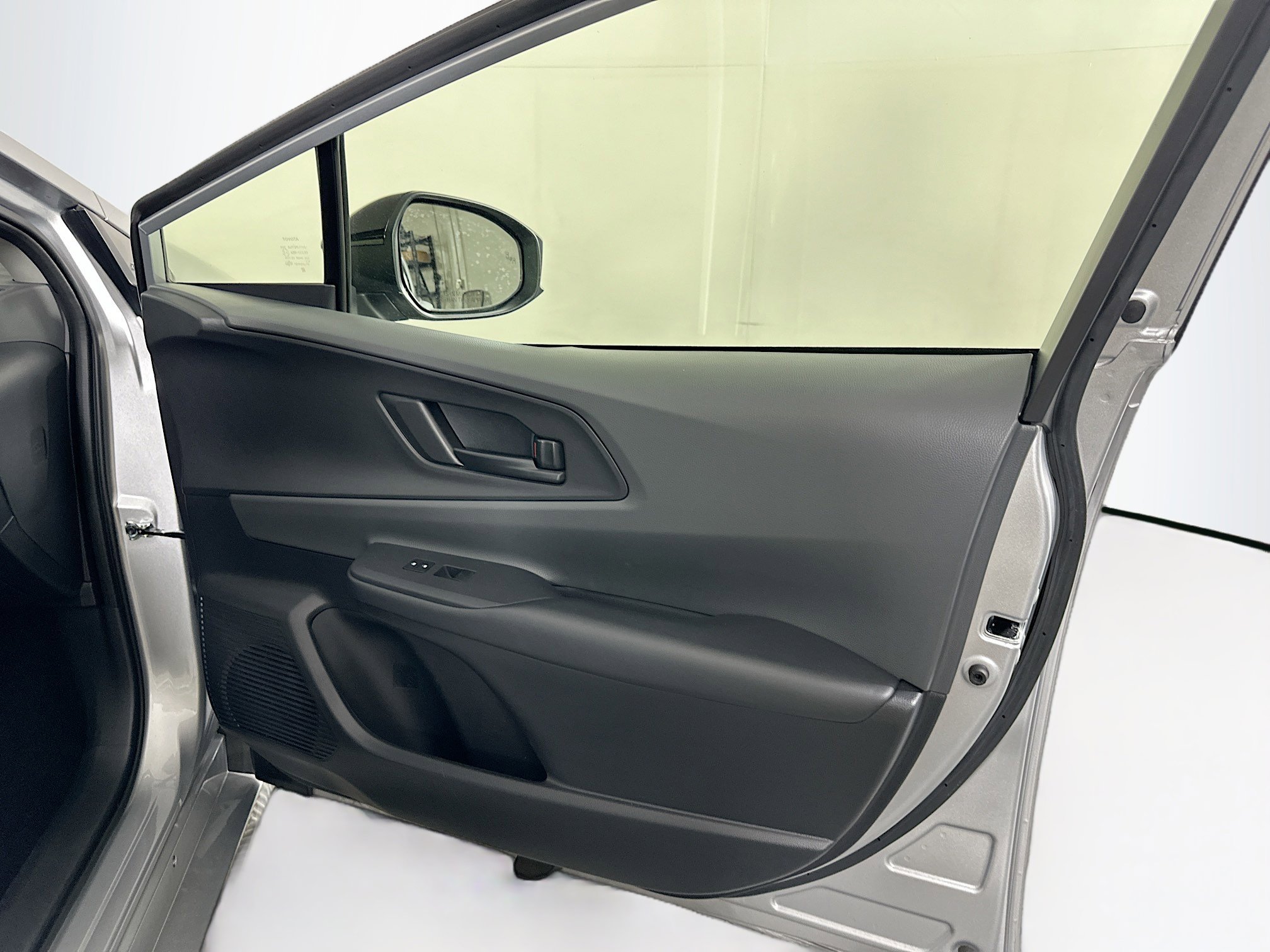 Used 2025 Toyota Prius LE image 31