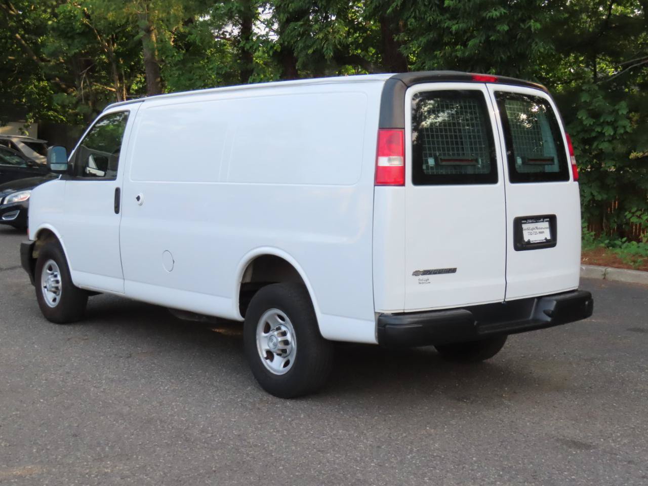 Used 2018 Chevrolet Express 2500 w/ Driver Convenience Package RWD image 3