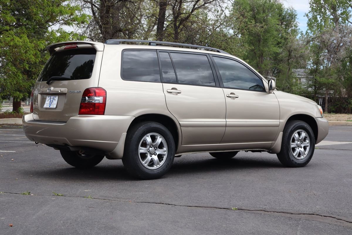 Used 2005 Toyota Highlander 2WD V6 w/ 3rd Row image 5