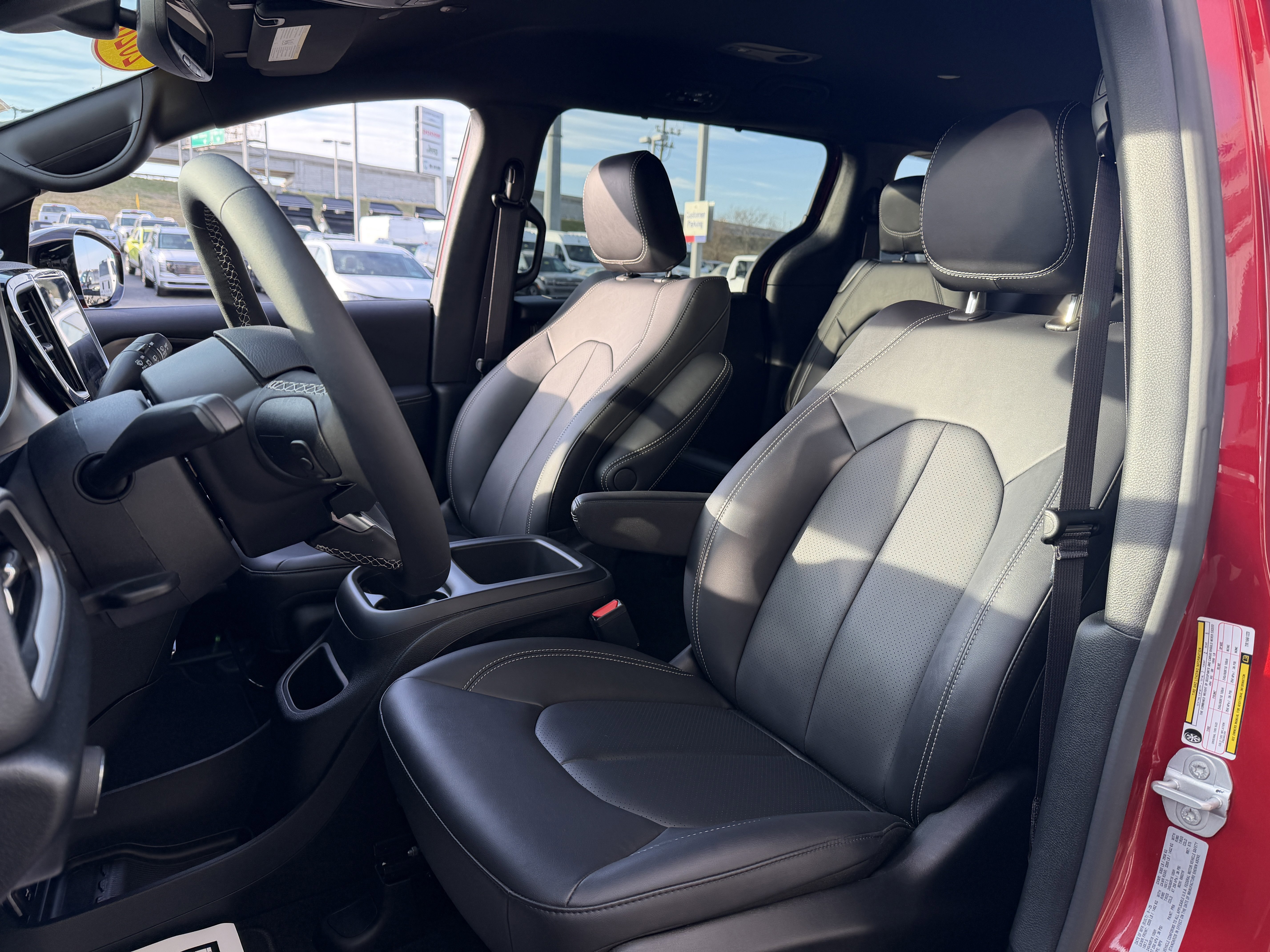 Used 2026 Chrysler Pacifica Select image 30