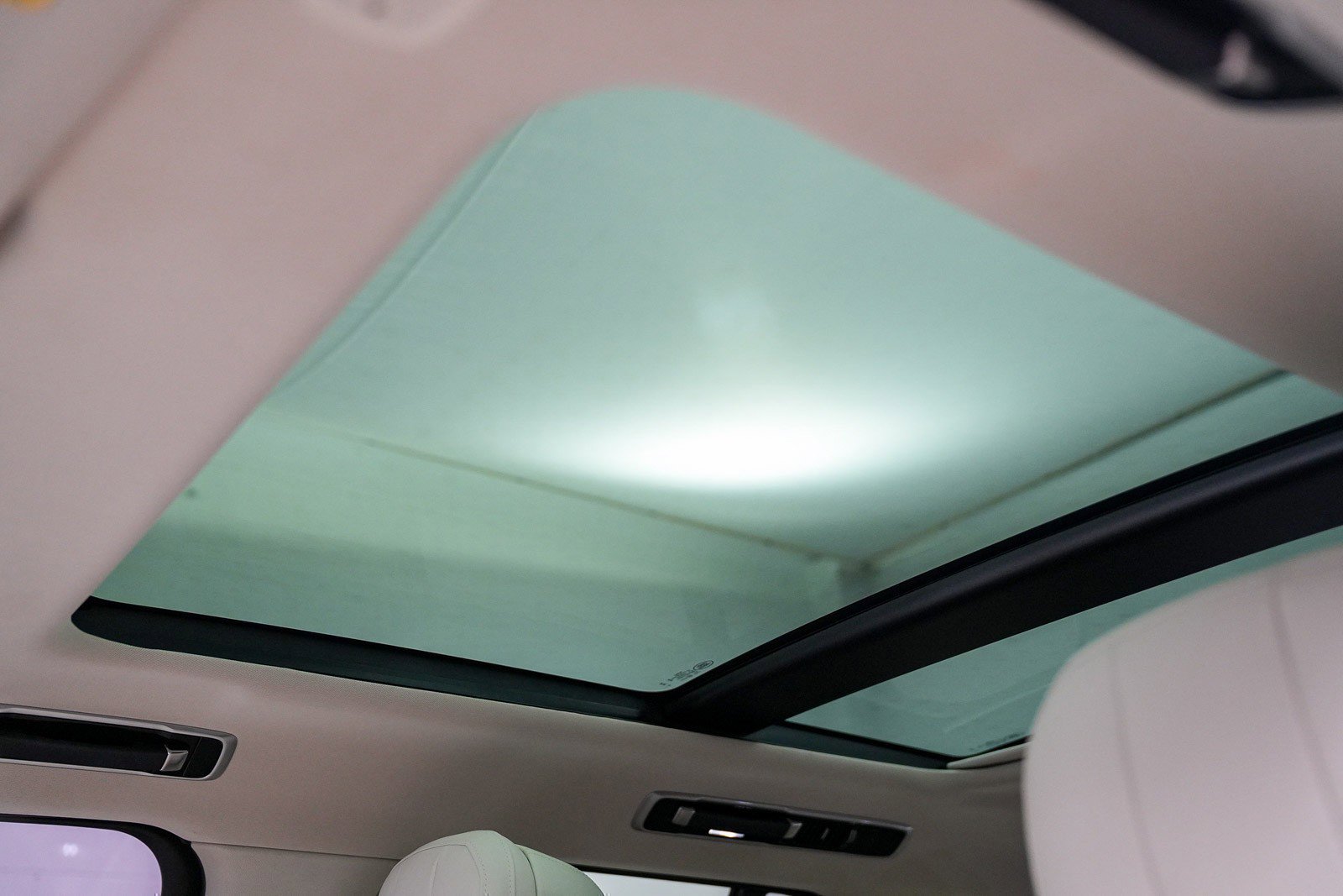 Used 2023 Land Rover Range Rover SE image 24