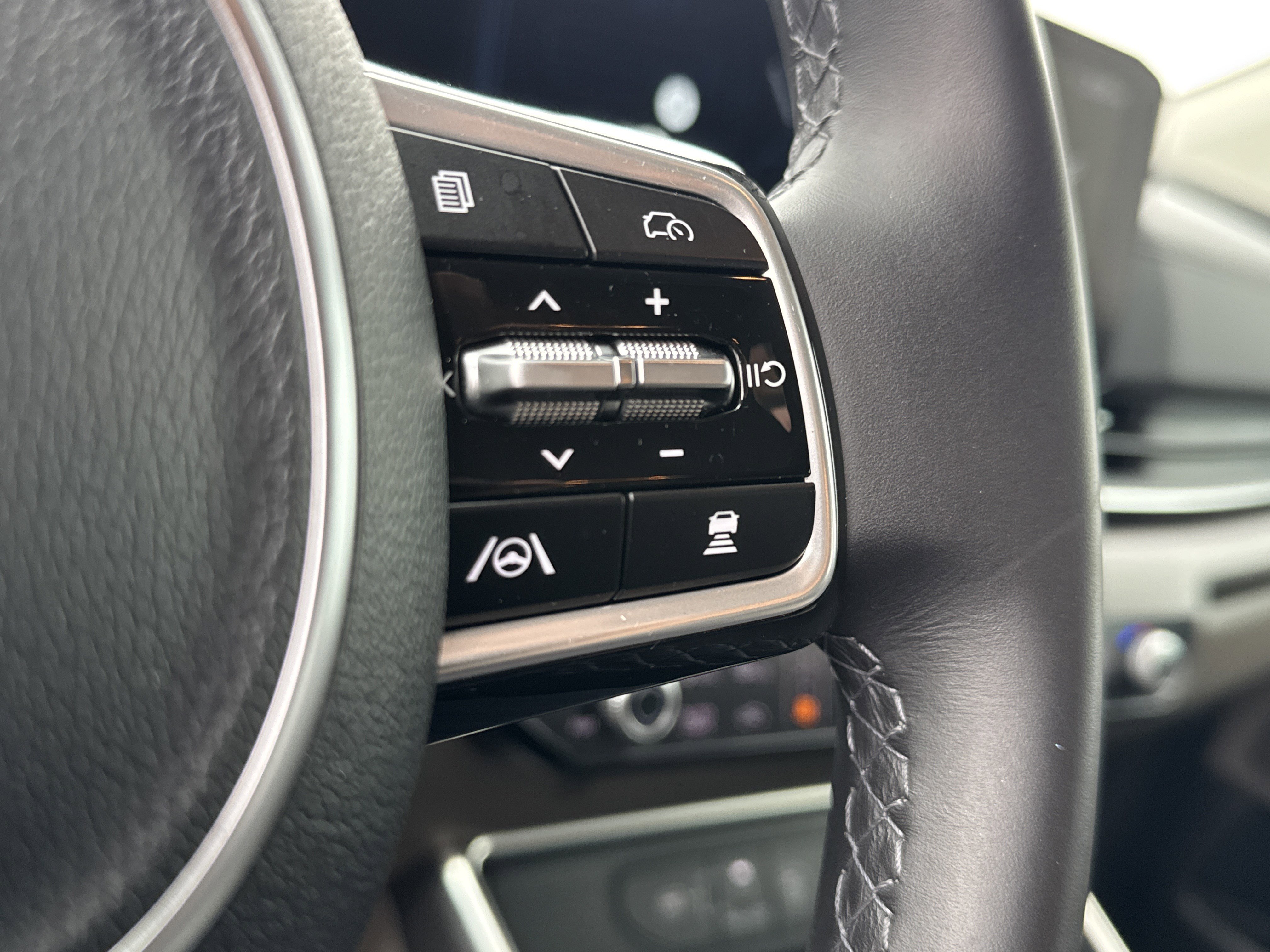 Used 2025 Kia Carnival EX image 20