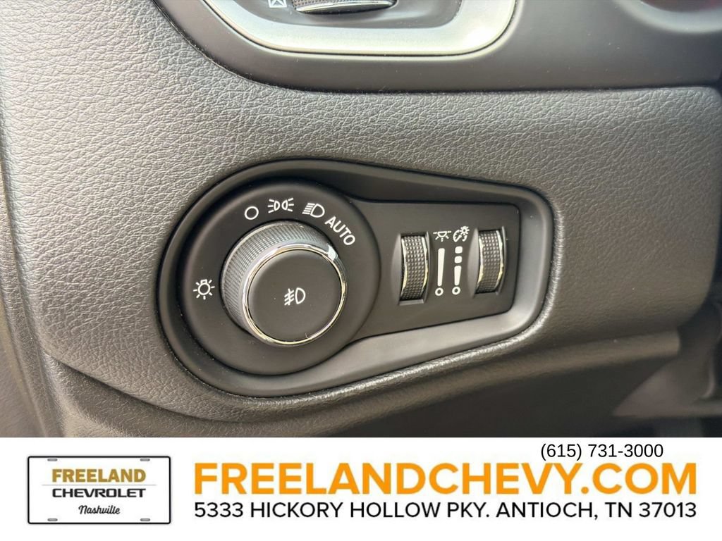 Used 2016 Jeep Renegade Latitude FWD image 25