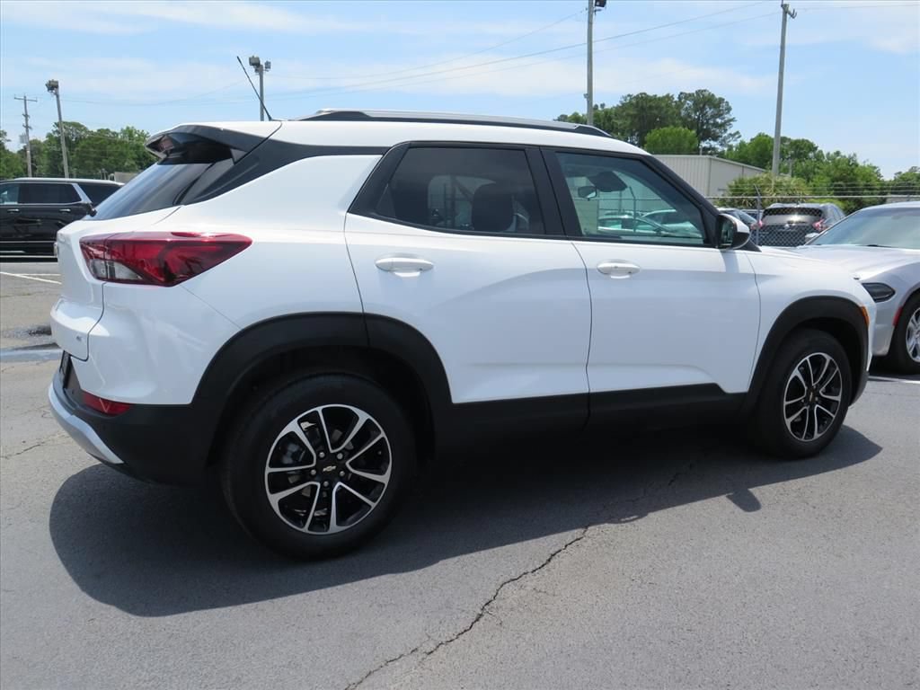 Used 2025 Chevrolet TrailBlazer LT w/ LT Cold Weather Package FWD image 3