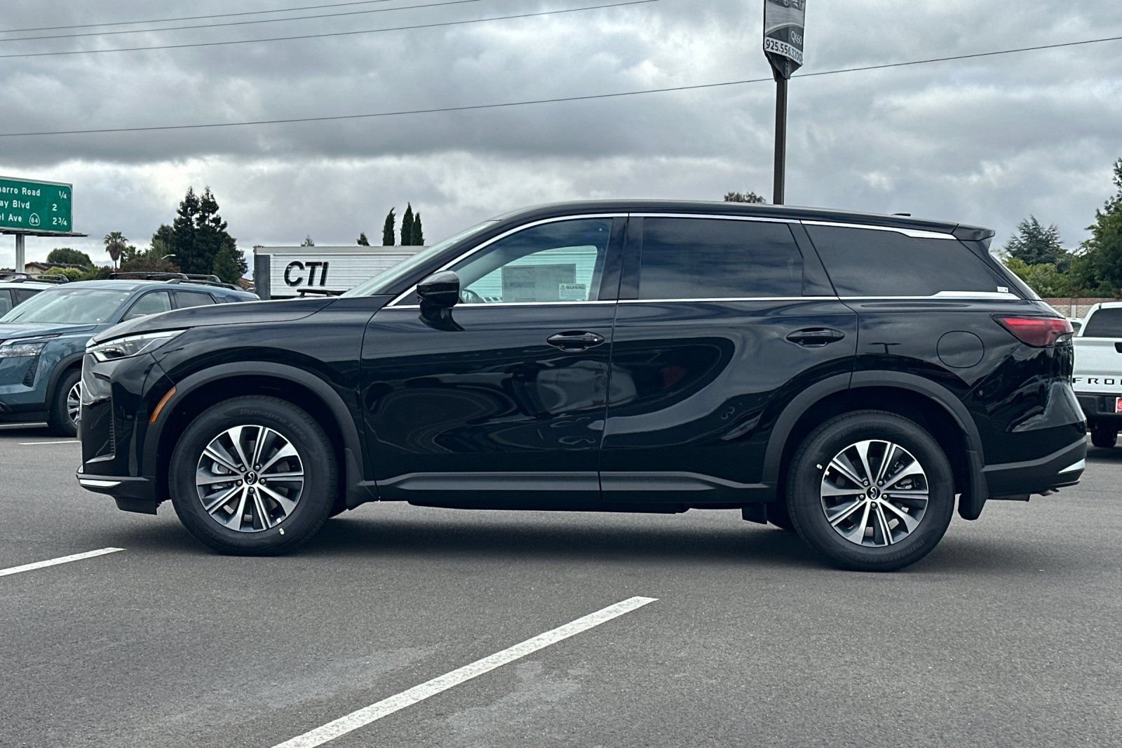 New 2027 INFINITI QX60 Pure w/ Cargo Package AWD/4WD image 2