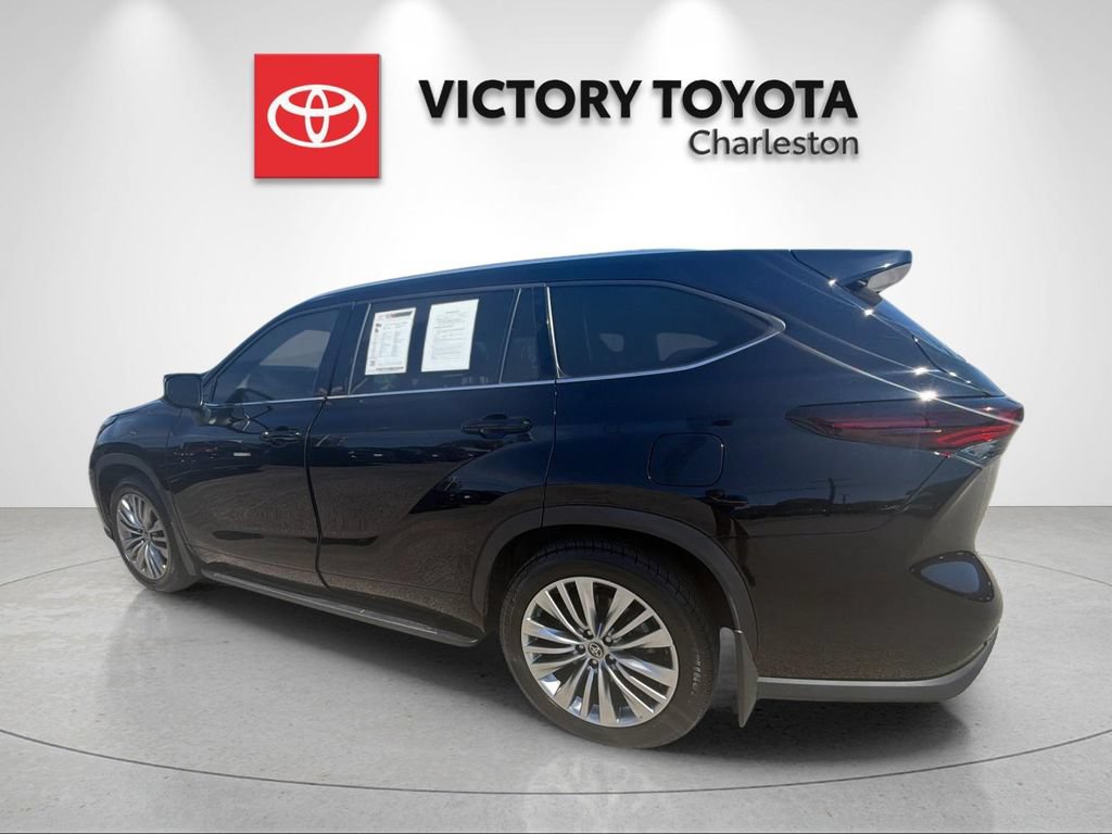 Used 2025 Toyota Highlander Platinum AWD/4WD image 3