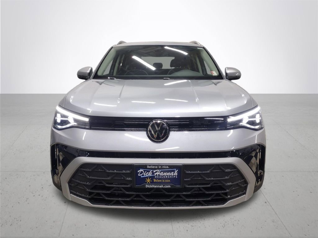 Used 2025 Volkswagen Taos SE image 3