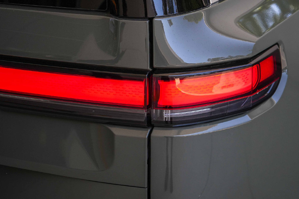Used 2024 Rivian R1S Launch Edition Quad AWD/4WD image 7