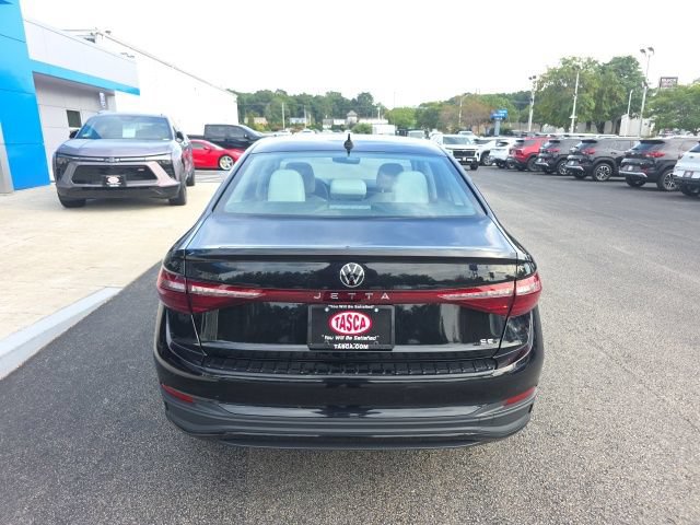 Used 2025 Volkswagen Jetta SE FWD image 4