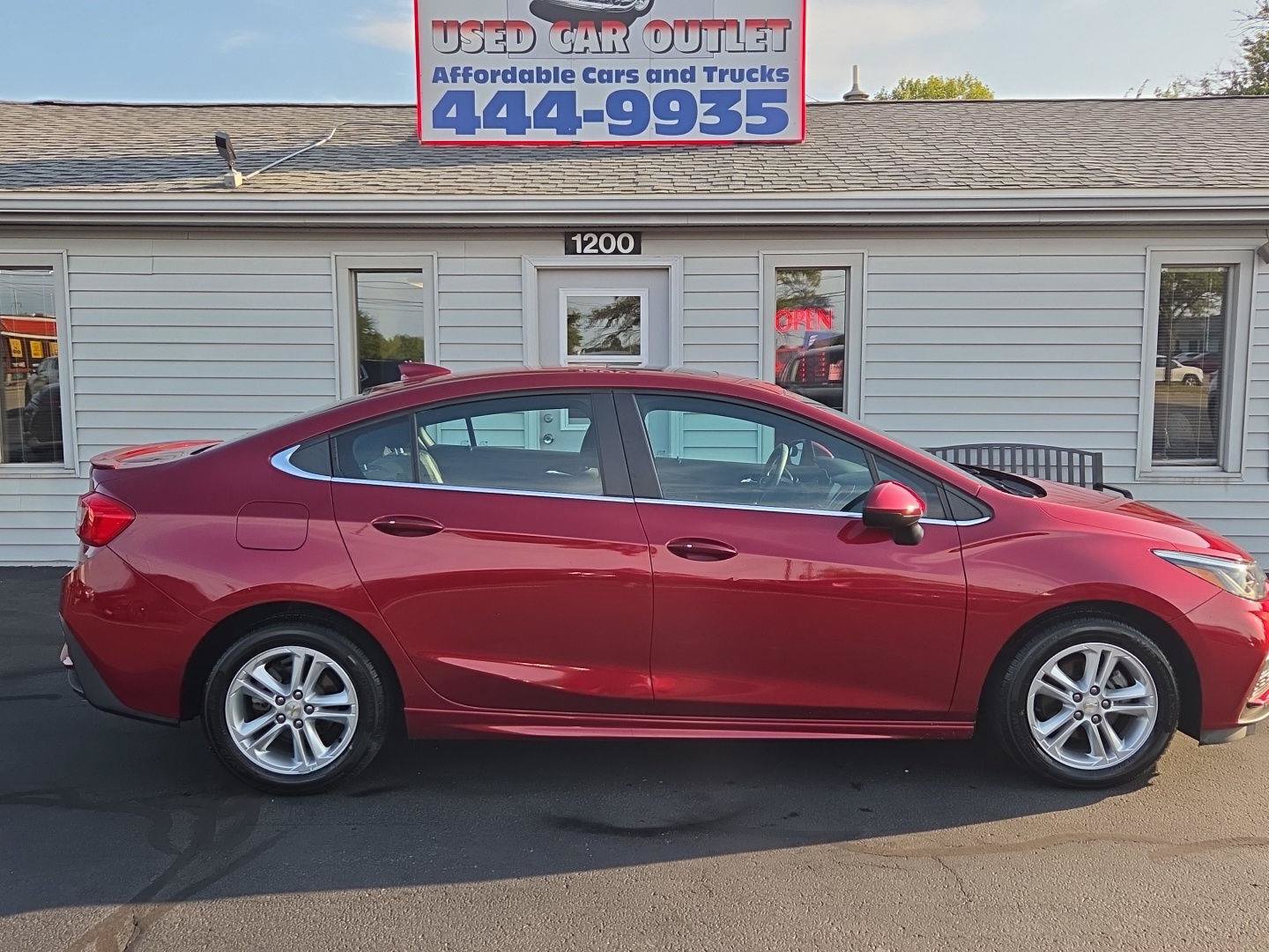 Used 2017 Chevrolet Cruze LT w/ Sun And Sound Package FWD image 2